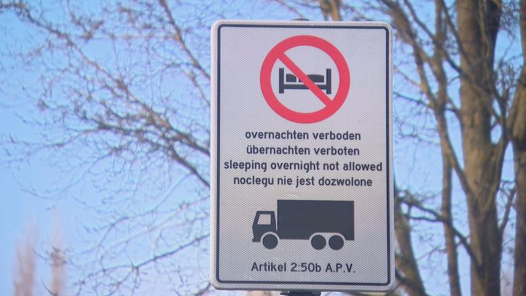 Er mogen geen chauffeurs in de vrachtwagens slapen, waardoor brandstofdieven vrij spel hebben (foto: Omroep Brabant).