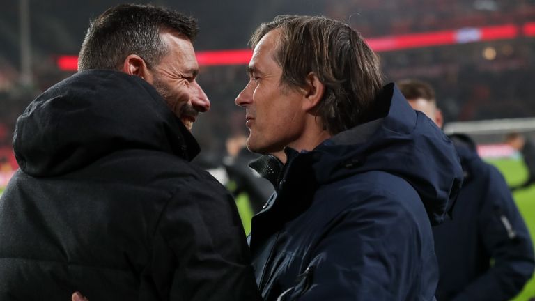 PSV-trainer Ruud van Nistelrooij en Vitesse-trainer Philip Cocu (oud-PSV) treffen elkaar voorafgaand aan de wedstrijd (foto: OrangePictures).