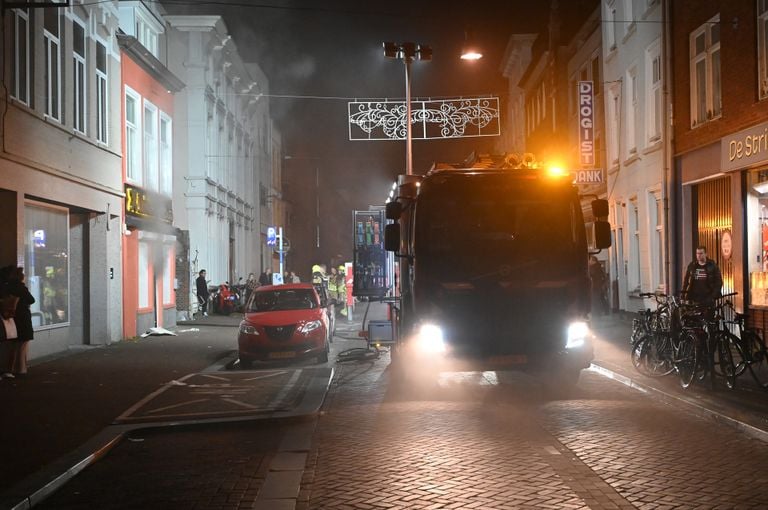 Een buurtbewoner belde de brandweer nadat 'ie rook had opgemerkt (foto: Perry Roovers/SQ Vision).