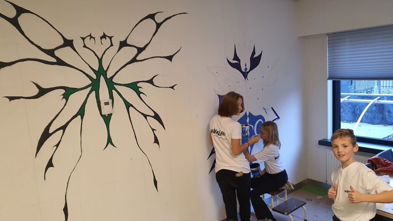 De kinderen maken zelf kunst op de muren (privéfoto).
