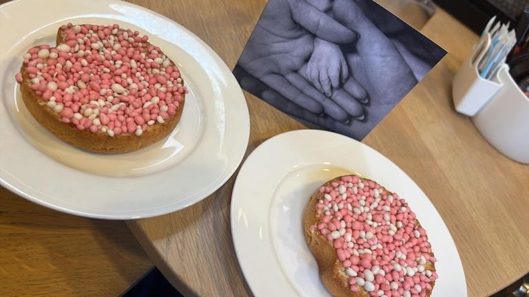 Anouk en Hans kiezen voor beschuit met muisjes bij de koffietafel (foto: privé).