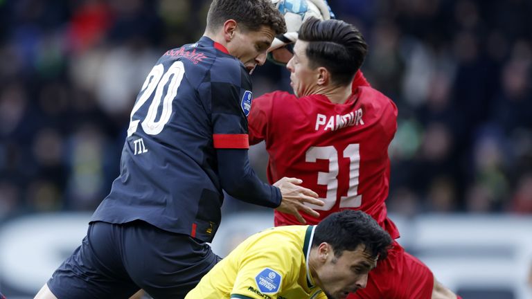 Guus Til, Ximo Navarro en keeper Ivor Pandur (foto: ANP)