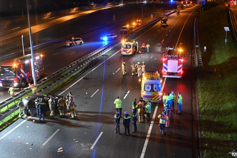 Ravage op A16 na ongeval met spookrijder (foto: Perry Roovers / SQ Vision).