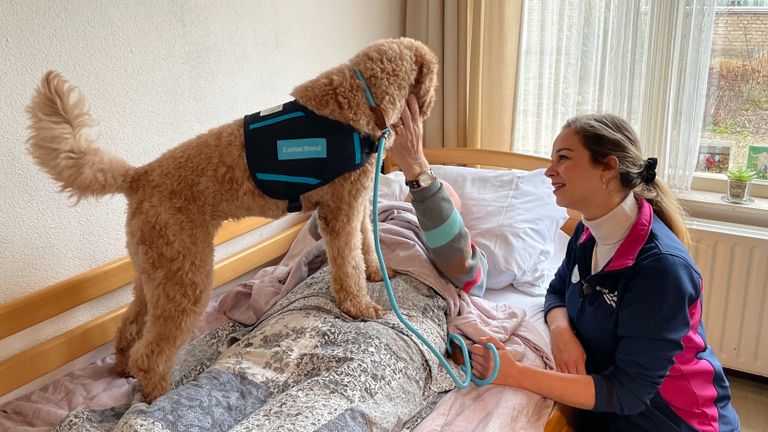 Grietje en Lieke op bezoek bij Frans (Foto: René van Hoof)