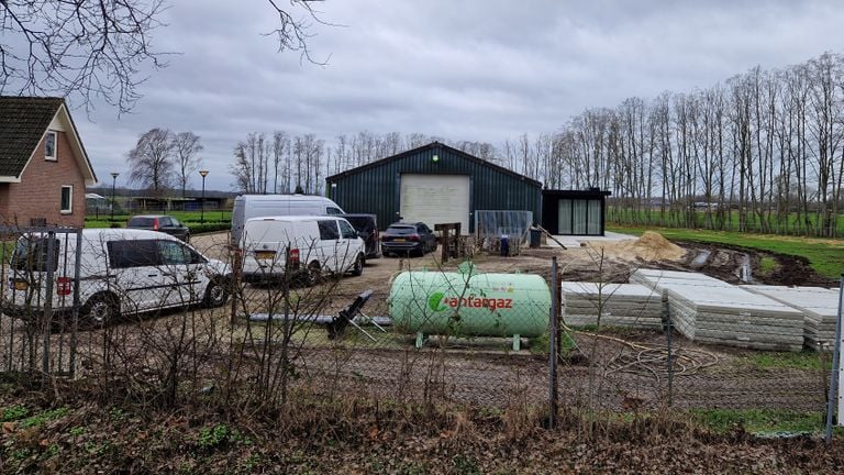 Voor de paardenloods in Hilvarenbeek stonden busjes (Foto: Noël van Hooft). 