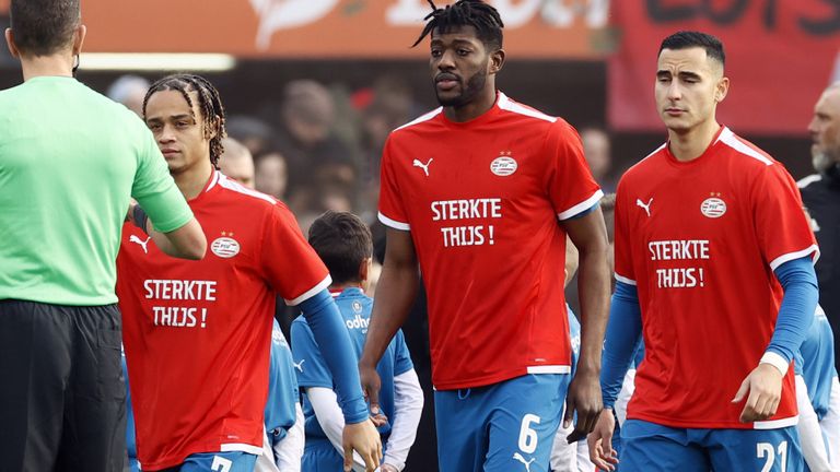 Een steunbetuiging van PSV'ers tijdens de warming up in de wedstrijd Feyenoord-PSV op 5 februari (foto: ANP).