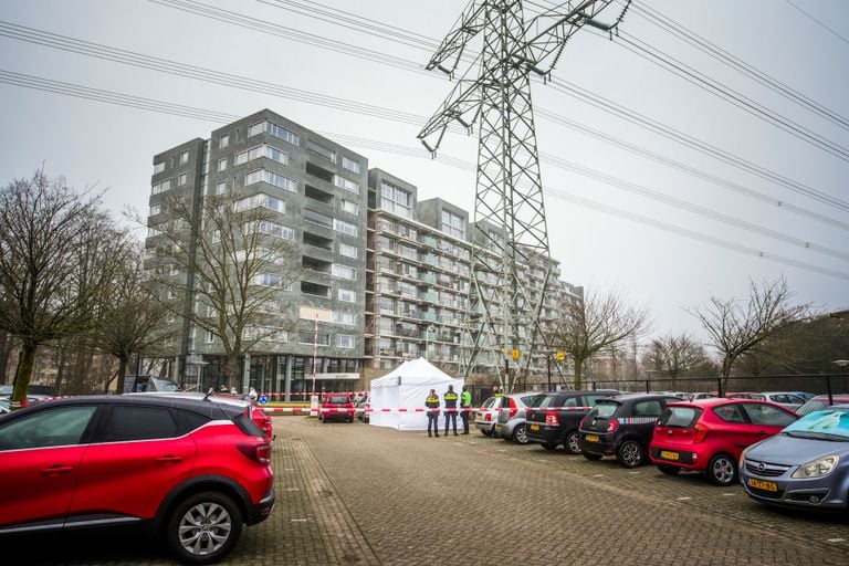 De parkeerplaats waar de vrouw werd gevonden is afgezet (Foto: SQ Vision).