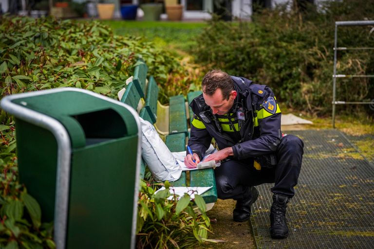 Politie doet onderzoek in een nabijgelegen park (Foto: SQ Vision). 