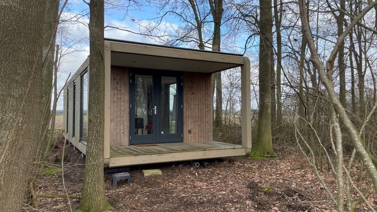 In de buurt staat in een stukje bos een voorbeeld hoe zo'n Tiny House in de natuur staat (foto: Jos Verkuijlen).