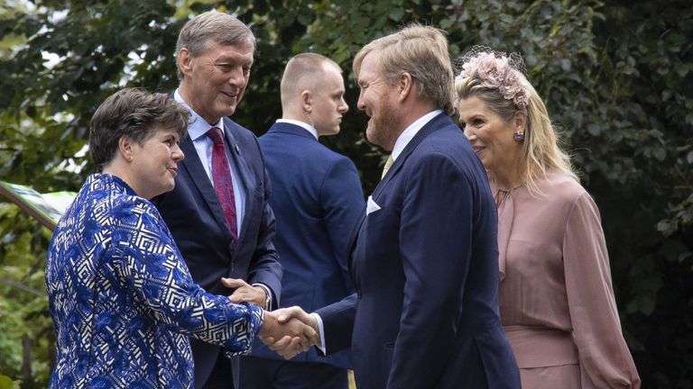 Paul Rüpp begroet de koning en koningin, samen met commissaris van de Koning Ina Adema in september 2022 (foto: ANP).