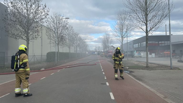 Er komt veel rook vrij bij de brand in een loods (foto: René van Hoof). 