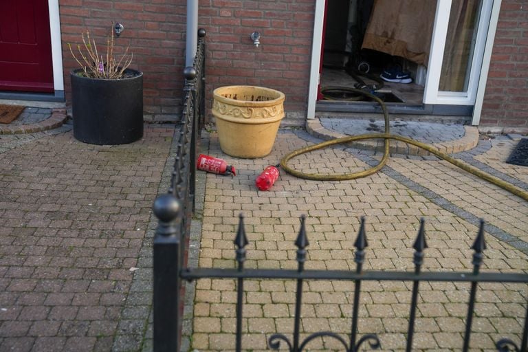 Bewoners probeerden de brand zelf te blussen (foto: Harrie Grijseels/SQ Vision).