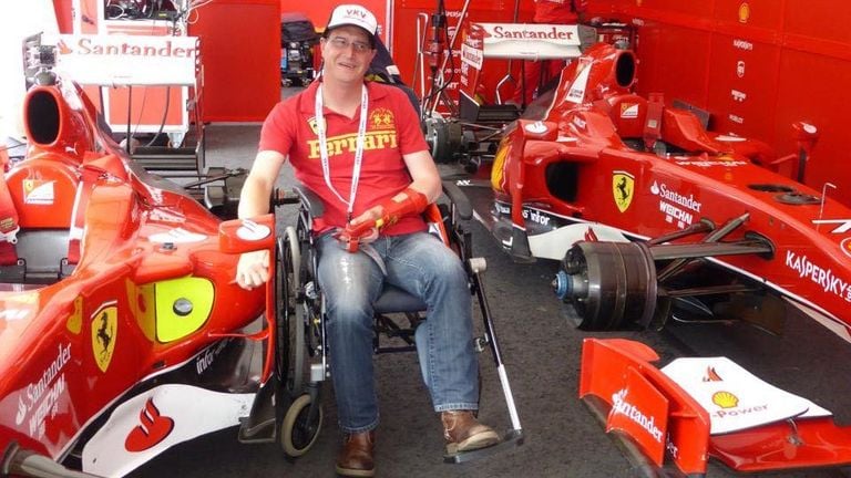 Denny naast de auto van Michael Schumacher, zijn voorbeeld.
