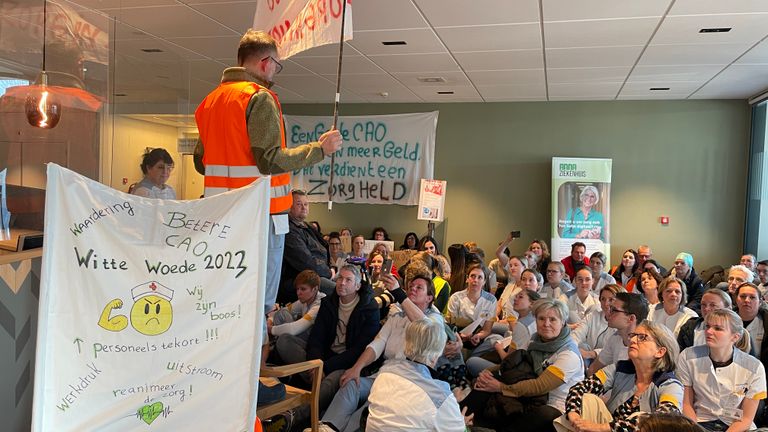 De sit down actie in de hal van het ziekenhuis (Foto: René van Hoof)