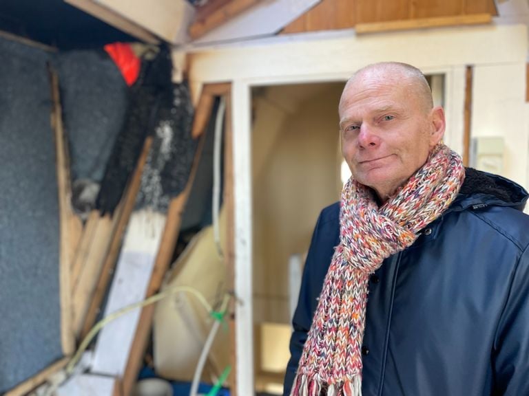 Wim den Brok in zijn beschadigde huis (foto: Raymond Merkx).