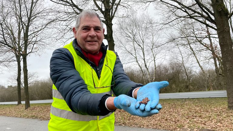 Ben Pollman laat trots een van de mooie dieren zien (foto: Raymond Merkx).