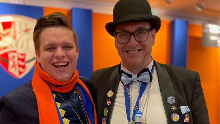 Tom (links) viert al van jongs af aan carnaval (privéfoto).