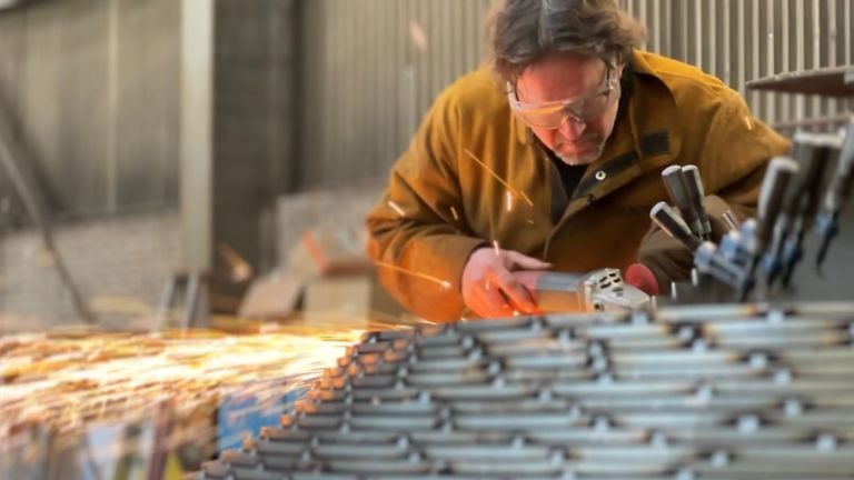 Andreas Hetfeld slijpt het staal op het hoofd van Gerard (foto: Jan Peels)