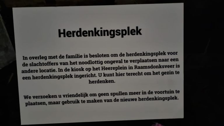 Bij het huis van het verongelukte gezin is dit bericht geplaatst.