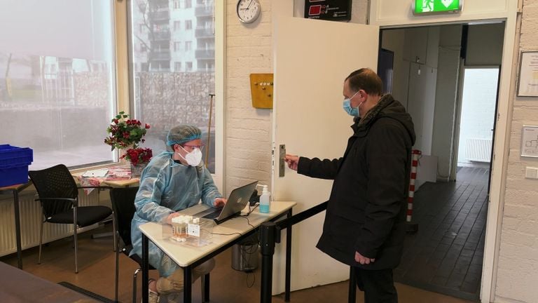 Jan meldt zich iets over negen bij de GGD (foto: Omroep Brabant).