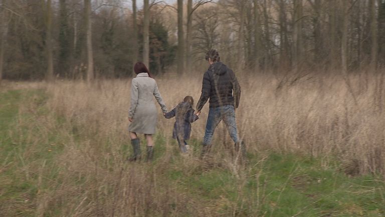 Bart en Sanne in het natuurgebied, grenzend aan hun woonperceel (foto: Omroep Brabant). 