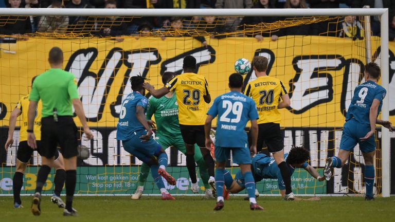 De 1-1 uit een eigen doelpunt (foto: ANP).