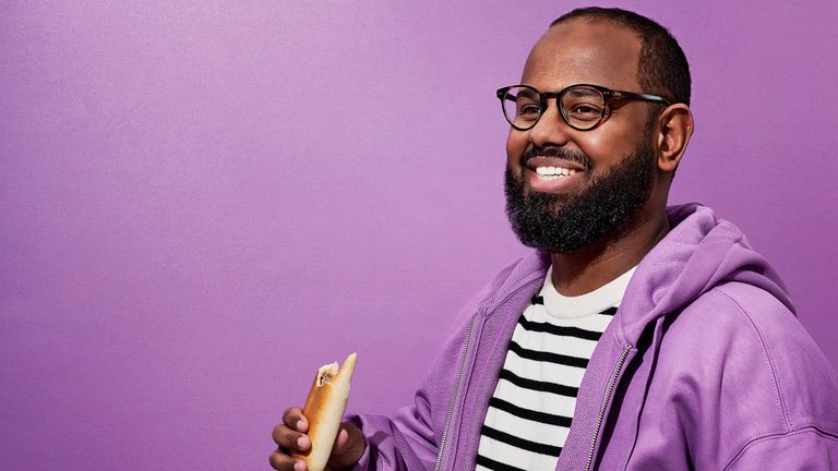 Zelf lust hij ook een worstenbroodje in de nachtelijke uren tijdens de ramadan (foto: Ronald Geelen).