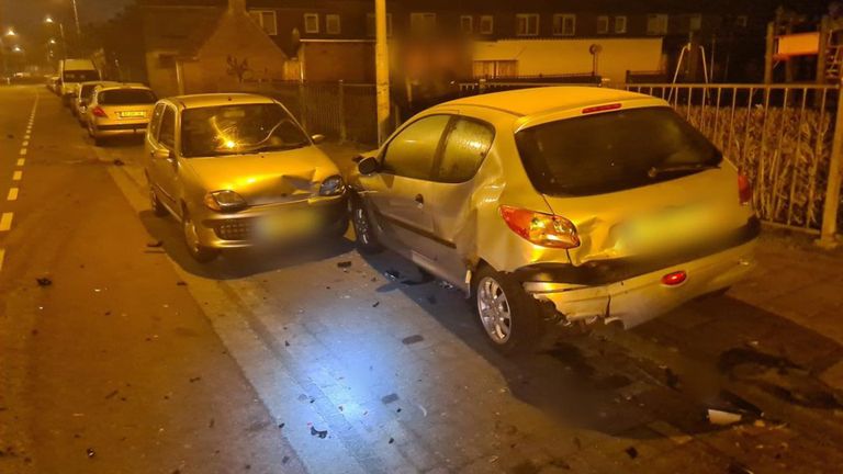 Deze auto haalde de speeltuin niet (foto: Politie Eindhoven/Instagram).