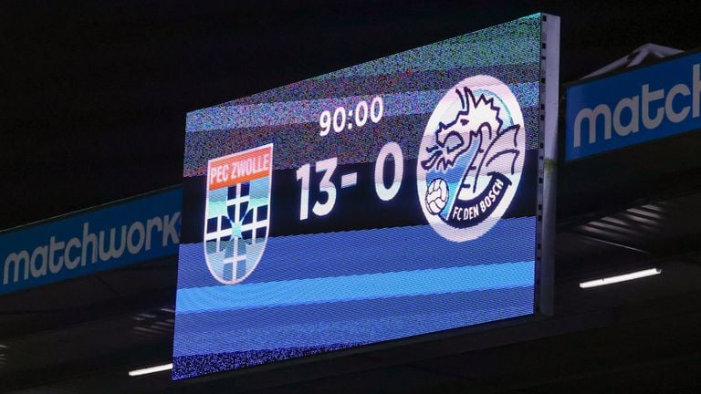 Het scorebord na 90 minuten spelen (foto: Orange Pictures).