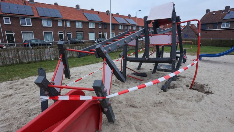 De speeltuin is zaterdagochtend nog altijd afgezet (foto: Arno van der Linden/SQ Vision).