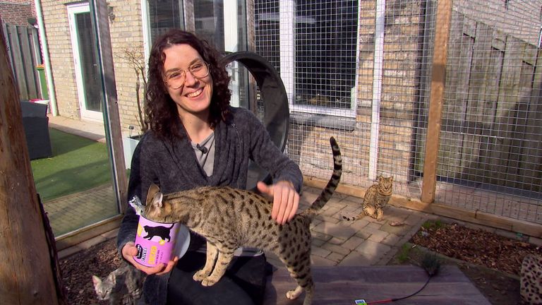 Evelyne Beek met een Savannahkat.