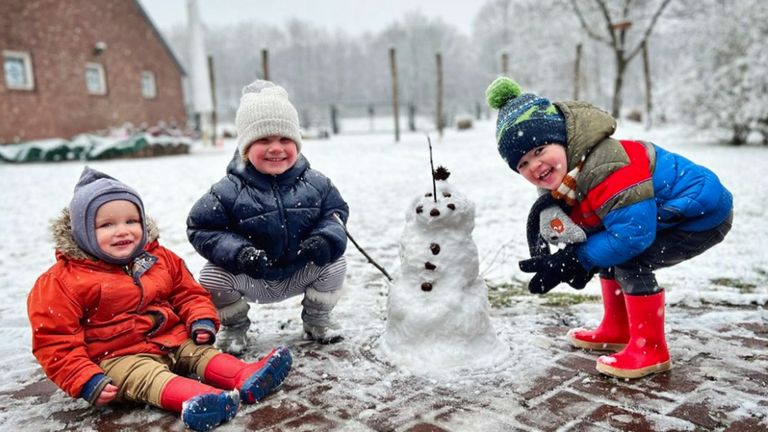 De eerste sneeuwpop werd gemaakt bij de kinderopvang in Nuenen. 