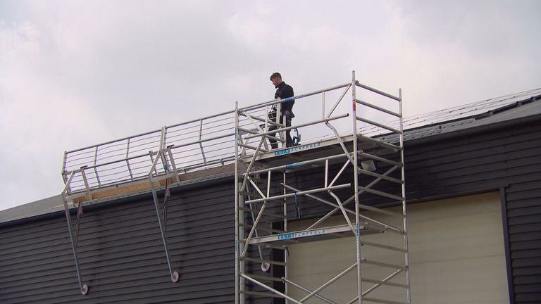 Een monteur aan het werk (foto: Omroep Brabant)