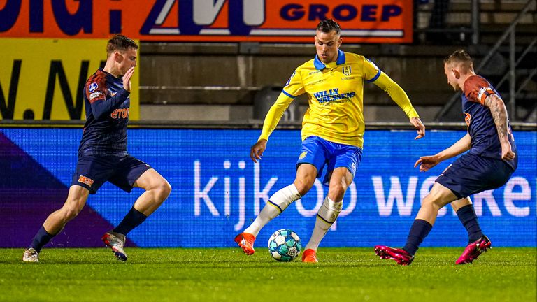 Mats Seuntjes aan de bal in het duel van RKC tegen Vitesse. (foto: Orangepictures).