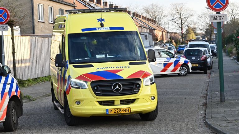 Het slachtoffer werd met de ambulance naar het ziekenhuis gebracht (Foto: Perry Roovers / SQ Vision).