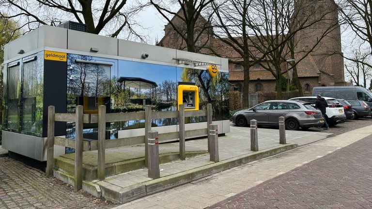 Bij deze pinautomaat werd het geld gestolen. Foto: Rob van Kaathoven