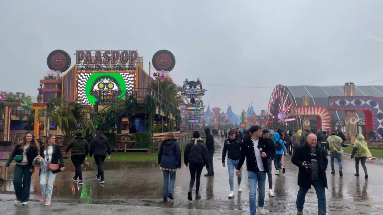 Het is nat op de donderdag van Paaspop (foto: Jos Verkuijlen).