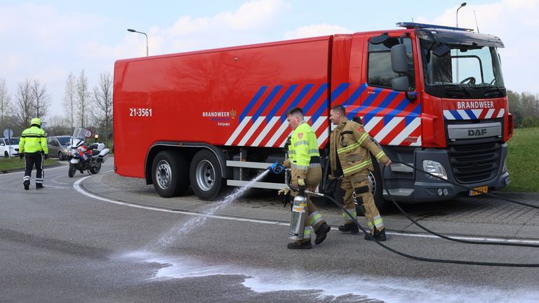 De brandweer spuit het wegdek schoon (foto: Sander van Gils/SQ Vision).