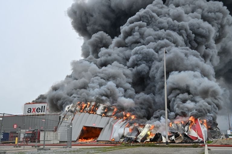 Een groot gedeelte van het pand is ingestort (foto: Perry Roovers/SQ Vision).