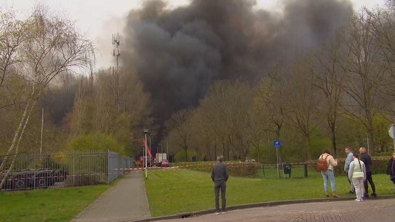 Buurtbewoners komen naar de brand kijken (foto: Omroep Brabant).
