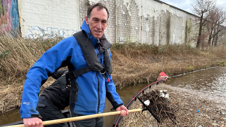 Ron Bekker sorteert het zwerfafval. 