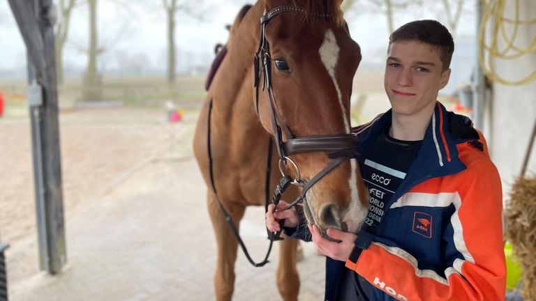 Sam met zijn paard Doe Maar (foto: Alice van der Plas).