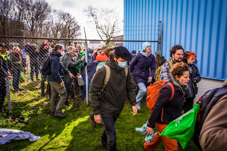 Demonstranten door het gat (foto: SQ Vision).