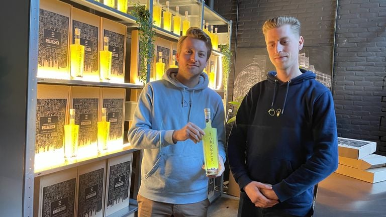 De verlichte limoncellofles van Nick en Harrie