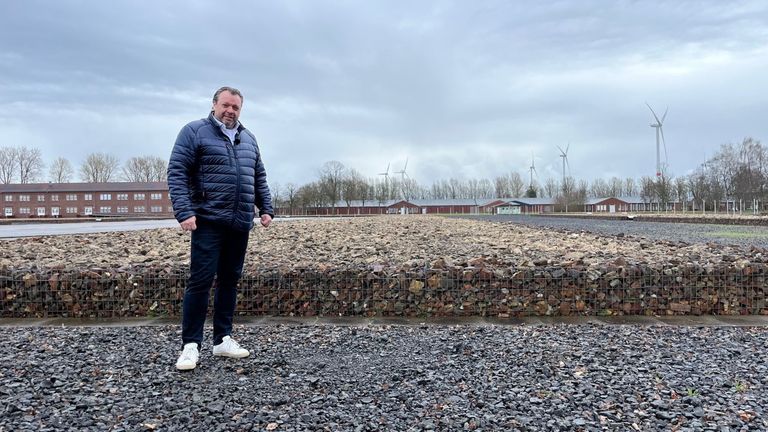 Martijn Docters bij de barak in Duitsland (foto: Raymond Merkx).