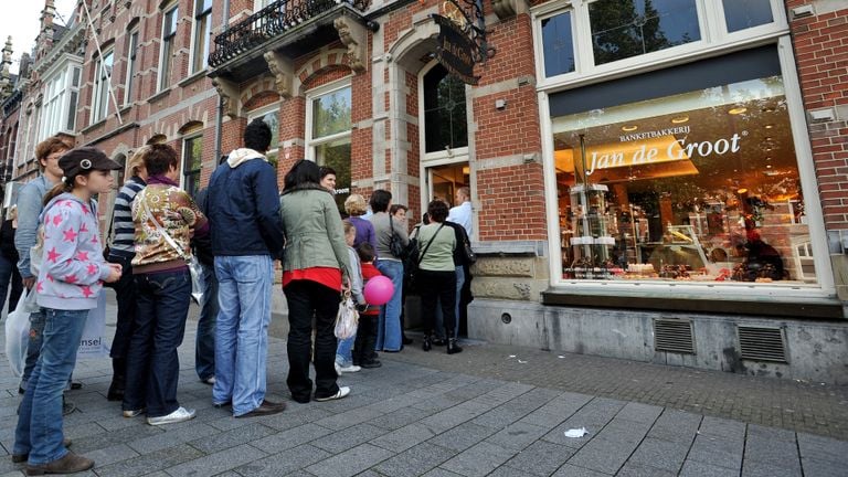 Deze foto komt uit 2008: ook toen stond er al regelmatig een rij voor banketbakkerij Jan de Groot in Den Bosch (foto: ANP).