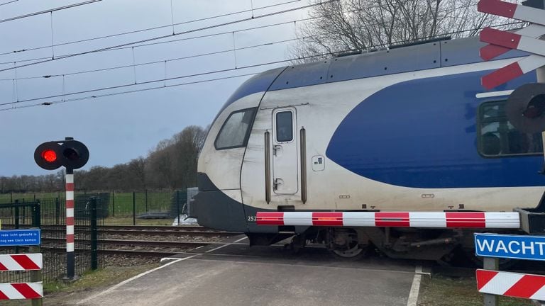 Deze trein reed dinsdagmiddag als test over het herstelde spoor bij Esch (foto: Imke van de Laar).