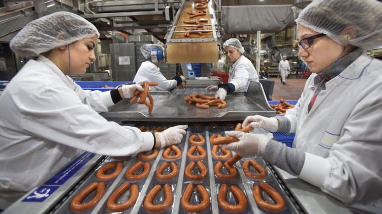 Rookworsten in de maak in de Unox-fabriek in Oss, tegenwoordig in handen van Zwanenberg Food Group (foto: ANP).