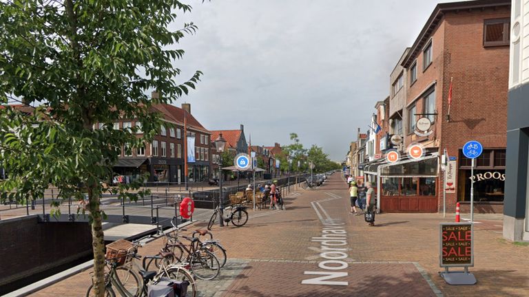 De situatie van de andere kant. De wielrenner kwam uit het straatje rechts en reed de haven in. (Foto: Google Maps)