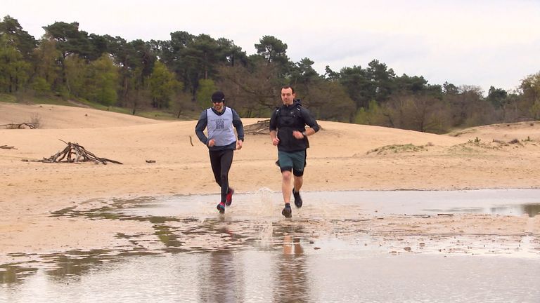 Björn en zijn broer tijdens de training (foto: Omroep Brabant).